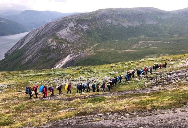 Skoleelever på fjelltur