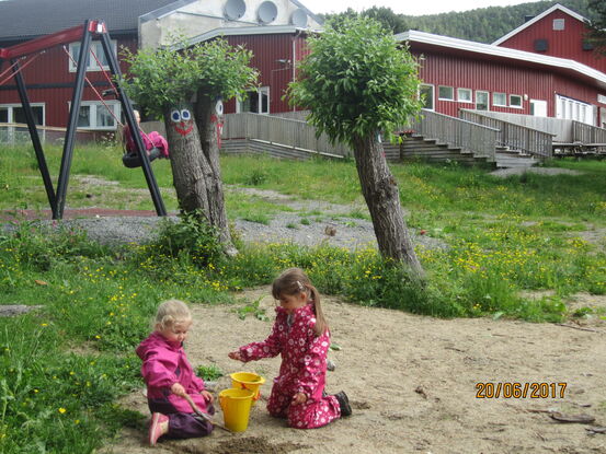 Barn leker i sand