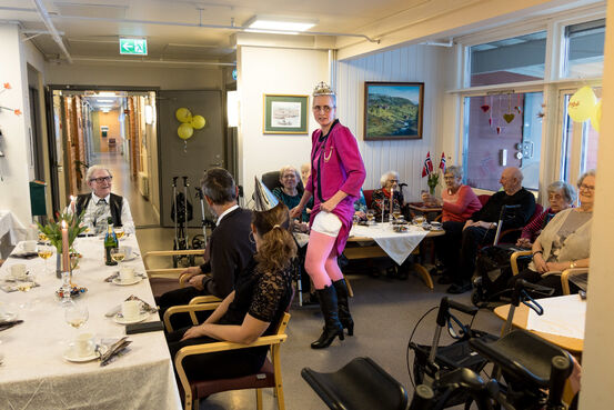 Dronning Margrethe, i Lill Kirsti Sandviks skikkelse, hadde tatt alle forholdsregler - og utstyrt seg med Ytterstadtrusa. Foto: Øivind Arvola