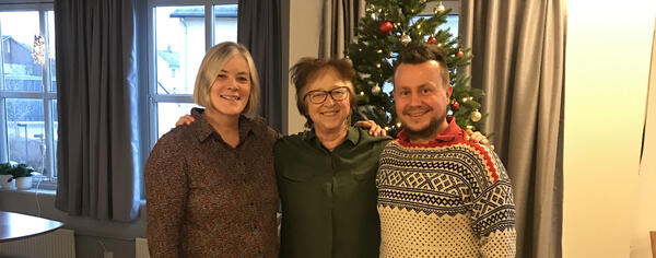 Marit Digernes saman med dei ansvarlege for parkinsongruppa; logoped Reidun Aarskog og fysioterapeut Andreas Sirevaag. Foto: Kristin Steinsland. foto