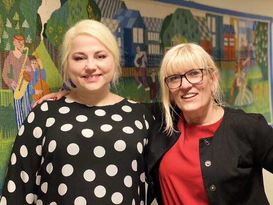 Foto: Biblioteksjef Line Merethe Rubach (t.v) og ordfører Kari-Anne Opsal inviterer til ordførerens innbyggertime på Harstad bibliotek.
