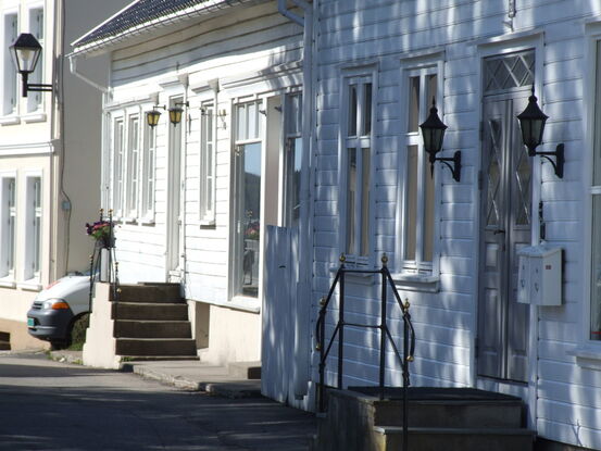 Gate i Lillesand hvite fasader