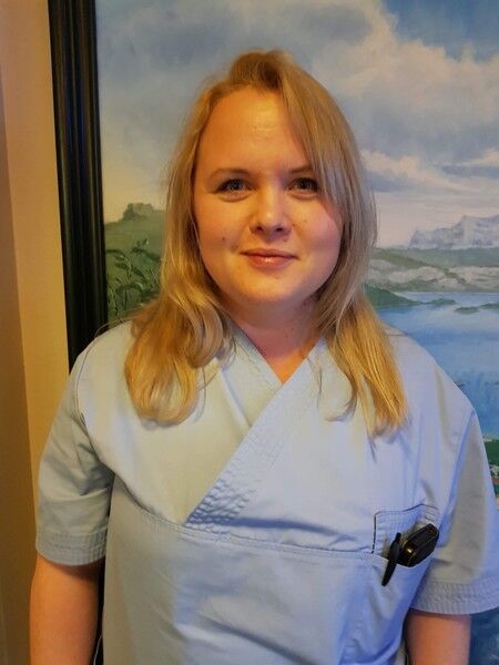 Foto av Maija Hansen som har bestått fagprøve som helsefagarbeider