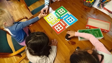 barn og eldre spelar ludo