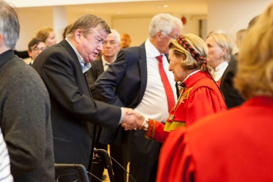Sigurd Stenersen møtte dronning Sonja i 2014 under åpningen av Festspillene i Nord-Norges utstilling. Foto: Øivind Arvola