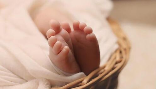 baby-s-feet-on-brown-wicker-basket-161534_500x333