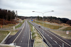 «Alternativ 2» i SVVs utredning er en firefelts motorvei gjennom Østmarka – som denne gjennom Vestfold.
