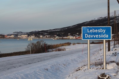 Lebesby Davvesiida skilt Lebesby Davvesiidaskilt