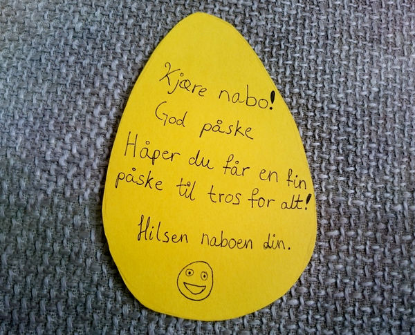 Lag påskepynt med gode ønsker og heng den på døren til naboen din