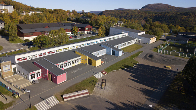 Dronefoto av bygning til Badjesijda skåvllå - Oppeid skole