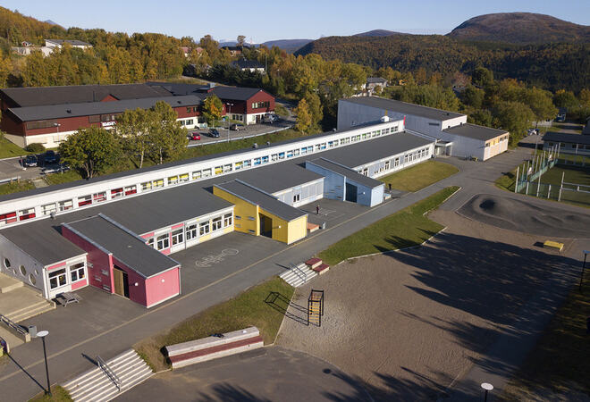 Dronefoto av bygning til Badjesijda skåvllå - Oppeid skole