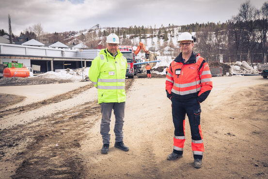 Avdelingsingeniør Tom Fredrik Hess i kommunens drift – og utbyggingstjeneste til venstre og Tom Vestgård fra Br. Killi. Foto: Øivind Arvola