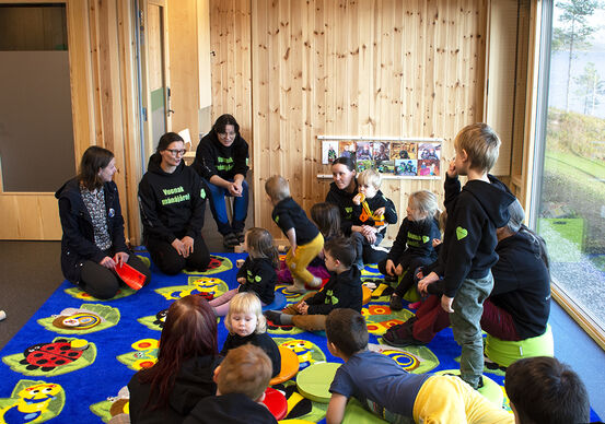 Ordføreren er på besøk i nye barnehagen. Foto: Svetlana Gracheva