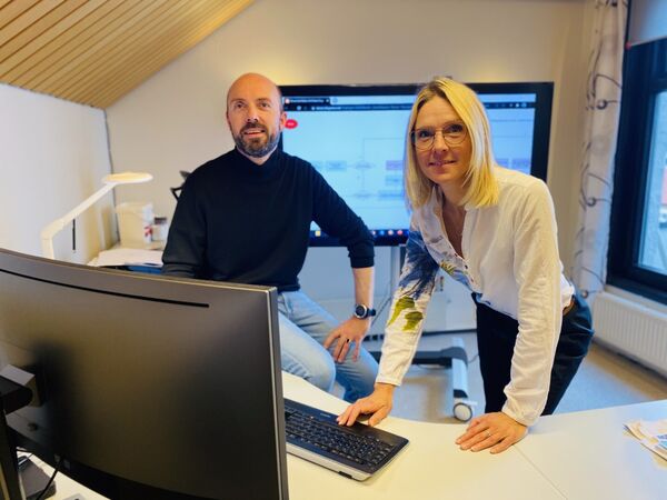 Digitaliseringsleder Monica Larssen i Harstad kommune og enhetsleder Thomas Schjelderup. Foto: Øivind Arvola