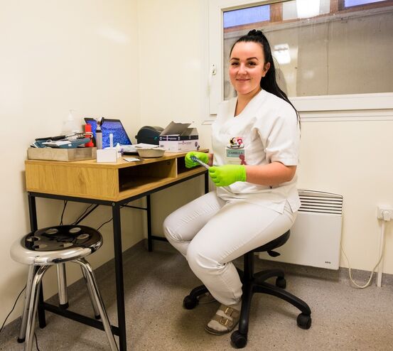 Camilla Pettersen på luftveisklinikken utfører hurtigtestene. De gir svar på et kvarter. Foto: Øivind Arvola