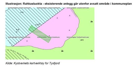 Rahkasluokta - eksisterende anlegg går utenfor avsatt område i kommuneplan. Illustrasjon: Kystverkets kartverktøy for Tysfjord