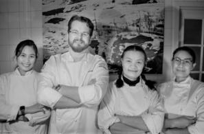 De dyktige kokkene på Grillo Catering er glade for at de kan være med å skape arbeidsplasser i en tid med permiteringer. FOTO: Tore Willassen