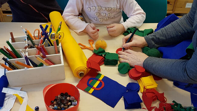 Barnehagebarn lager pynt med samiske farger