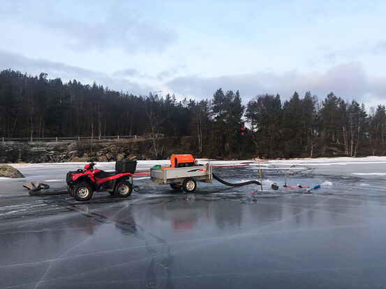 Pumper vann til tanken. Foto: Hamarøy kommune