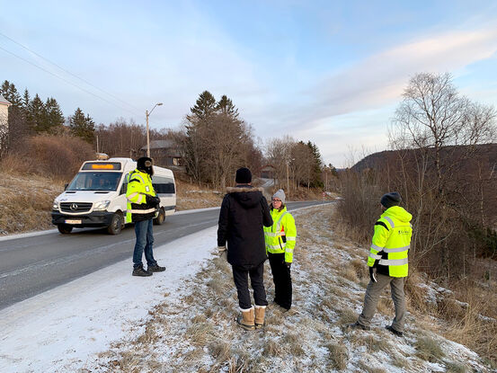 På befaring: gang- og sykkelvei fra Oppeid til Presteid. Foto: Hamarøy kommune