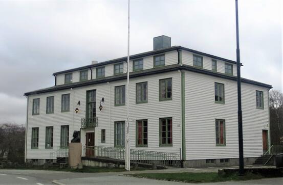 Herredshuset er et bygg som ligger i Vanse sentrum.