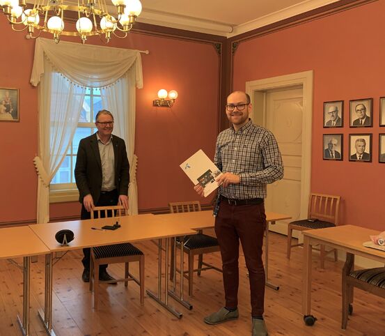 IT-leder Andreas Brovig er fornøyd med å ha fått signert avtale. Her sammen med ordfører Einar Holmer-Hoven.