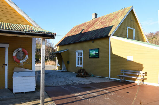 Kommunale byggene på dampskipkaia på Skutvik. Foto: Svetlana Gracheva