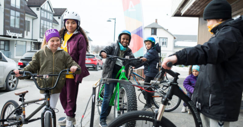 Bilde av glade barn med sykler utenfor BUA Ringsaker