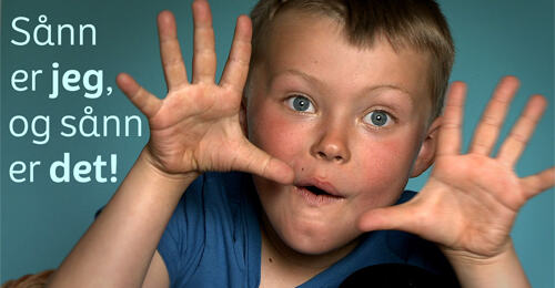 Bilde av en gutt som holder hendene åpne og med sprikende fingre, som en innramming for ansiktet
