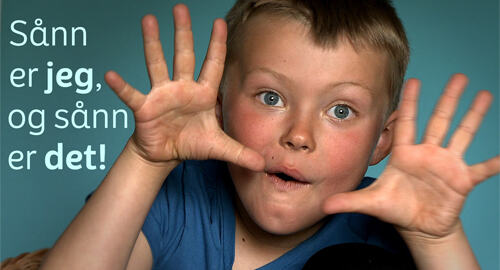 Bilde av en gutt som holder hendene åpne og med sprikende fingre, som en innramming for ansiktet