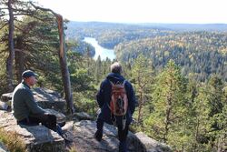 Forfatteren har blant annet vært på tur med Kaj Nordtvedt og Johan Ellingsen til Tonekollen (368 moh.), med vakker utsikt mot Mosjøen, foran den berømte furua som gikk tapt i vinter.