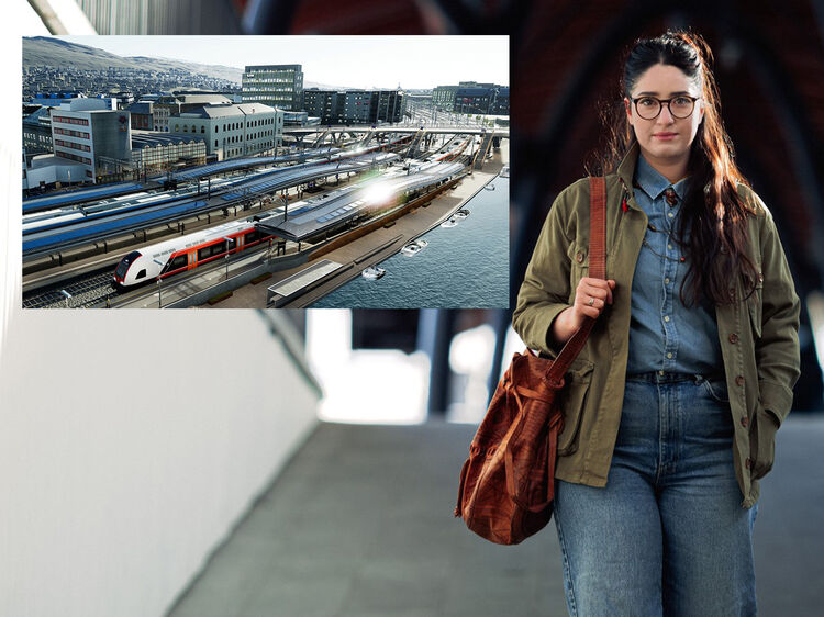 Den nye stasjonen I Drammen åpnes mot byen, og perrongtakene dekkes med solceller. Xhuliana Dhuli, opprinnelig fra Hellas, formelig elsker Drammen og byen hun har flyttet til. FOTO: ANNE METTE STORVIK, BANE NOR  (LITE BILDE ILLUSTRERT FOR BANE NOR AV NORCONSULT/BAEZINI)