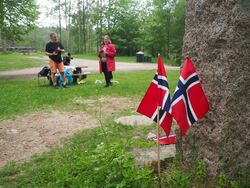 Milorg-bautaen står plassert like ved skogsveien som passerer forbi Sarabråten, som er et populært turmål på østsiden av Nøklevann.