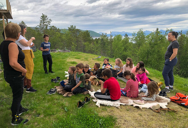 Barn sitter ute i hagen