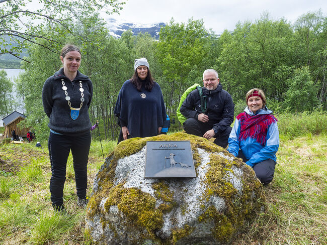 Ordfører i Hamarøy Britt Kristoffersen, kunstner Sissel Horndal, statsforvalter Tom Cato Karlsen og sametingspresident Aili Keskitalo. Foto: Kjell Fredriksen