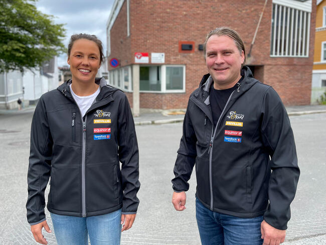 Eli-Jeanette Olsen og Espen Ludviksen i de nye flotte jakkene som frivillige får. Foto: Øivind Arvola