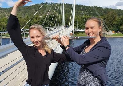 Fløytist og danser: Julie og Oda, to topp engasjerte og velutdannete jenter fra Drammen ønsker å starte en festival der hovedmålet er å inspirere og motivere unge talenter gjennom kontakt med profesjonelle kunstnere.