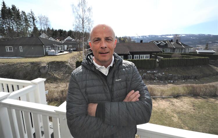 Knut Weltz i Huseierne mener Drammen kommune må ha en bedre plan for å binde innbyggerne i ytterkantene av kommunen nærmere sentrum. Her er han hjemme i sitt hus på Langløkka.