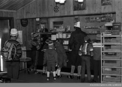 Flere av serveringsstedene i marka ligger i verneverdige bygninger. Bildet er fra Sandbakken i 1978. Foto: Ukjent/Digitalt museum.