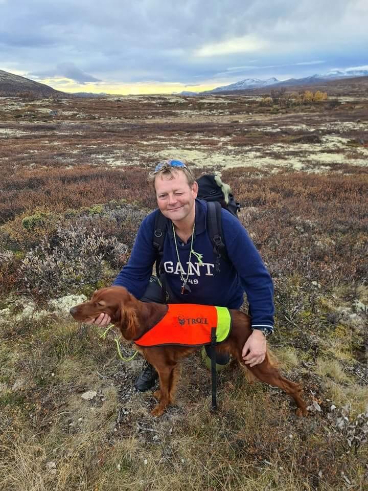 En fornøyd eier og fører Royer Andre Larsen med irsk setteren Hadselsøya’s Lilly Baluba, fra eget oppdrett. (Foto: Rune Frankmoen) En fornøyd eier og fører Royer Andre Larsen med irsk setteren Hadselsøya’s Lilly Baluba, fra eget oppdrett. (Foto: Rune Frankmoen)