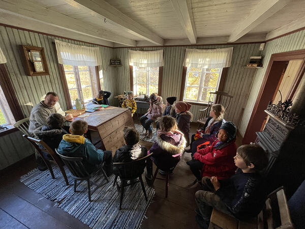 3. klassingene ved Oppeid skole er på besøk i Knut Hamsuns barndomshjem. Foto: Oppeid skole