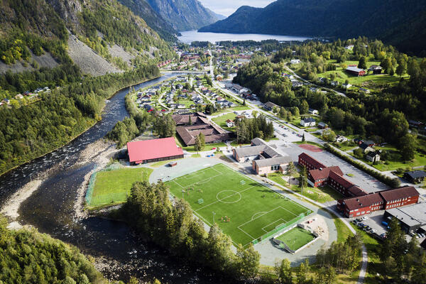 Dronefoto fra Vest-Telemark vidaregåande skule avdeling Dalen
