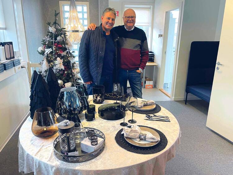 Petter Nystrøm (til v.) fra Italmarin er innom Kontorcompaniet og Ulf Moen for å handle julegaver til bedriften sin.