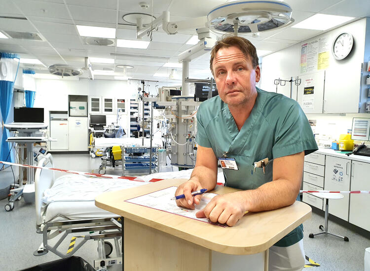 Seksjonsoverlege ved akuttmottaket på Drammen sykehus, Jørn Einar Rasmussen mener at sykehuset har blitt mer robust og at samarbeidet mellom de ulike akuttmottakene har blitt bedre under pandemien.