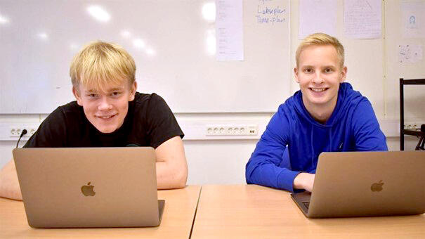 Mathias Berg-Pettersen (16 år) og Mathias Torbjørnsen (17 år) går i 2MKA på Åssiden vgs. De er veldig fornøyde med at nettet på skolen blir bedre. FOTO: MATS ERIK OLSEN