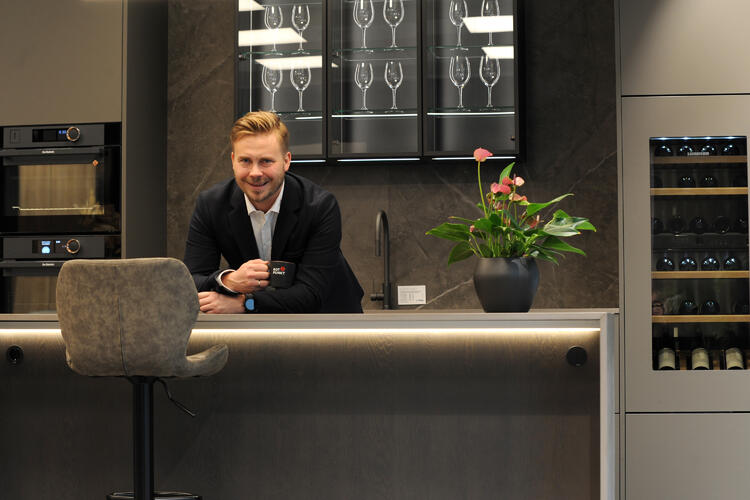 Fredrik Nilssen har startet opp salg av Rotpunkt kjøkken i Drammen. Etter et par måneders suksessfull oppstart må han allerede se seg om etter flere medarbeidere.