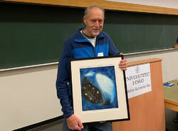 Sigmund Hågvar fikk tildelt Bonnevie-prisen under Norsk Biologforenings årskonferanse 12. november. Foto: Elina Melteig, Titan/UiO.