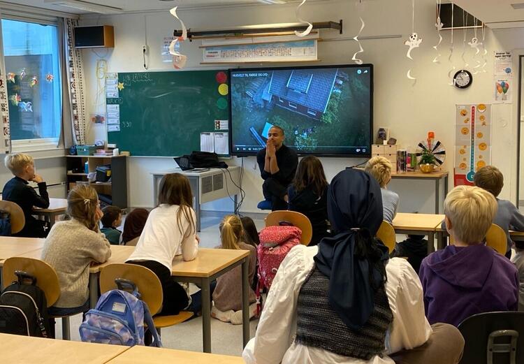 Dennis Siva Lie er tilbake på skjermen med en helt ny klimaserie for hele familien. Nå har teamet besøkt Bragernes skole. FOTO: NRK