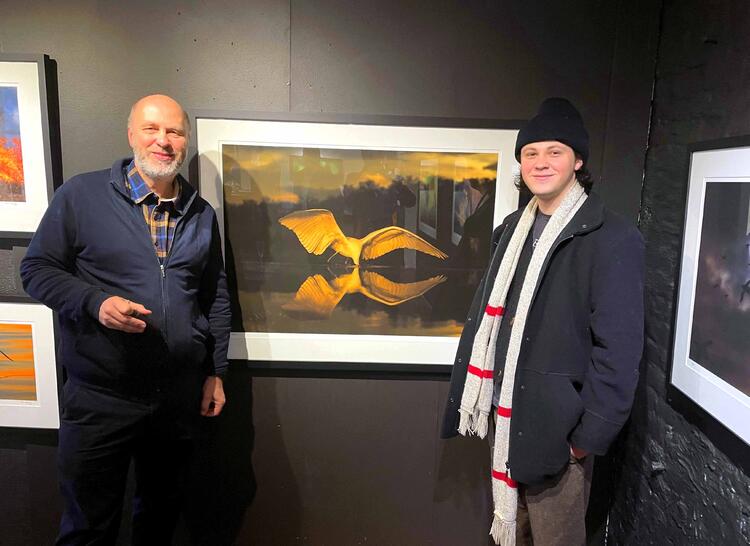 Naturfotograf Tom Schandy har utstilling hos Galleri Unique i Gjetergata i Drammen, og dette bildet ble solgt til hans egen sønn, Benjamin Schandy.