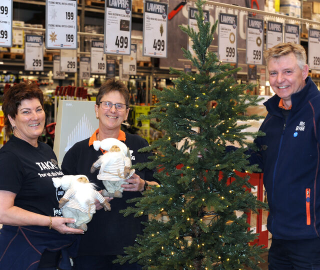 Det blir lange dager på de ansatte inn mot julen. Her er Vegard Hulbak sammen med to av sine ansatte, Mona Svendsrud (t.v.) og Mai Britt Nilsen.